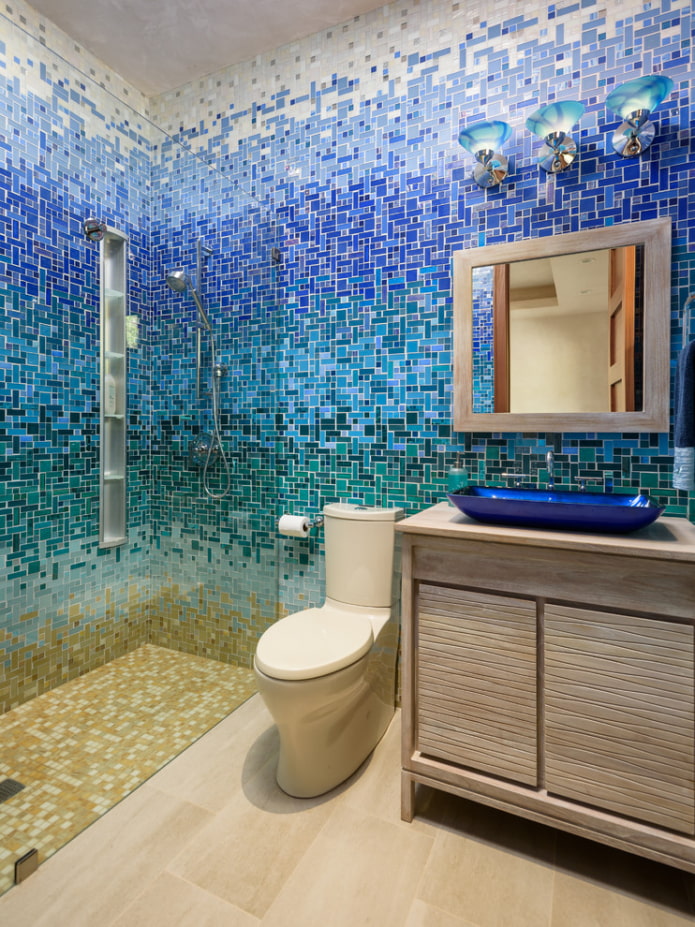 mozaika na stenách v interiéri kúpeľne