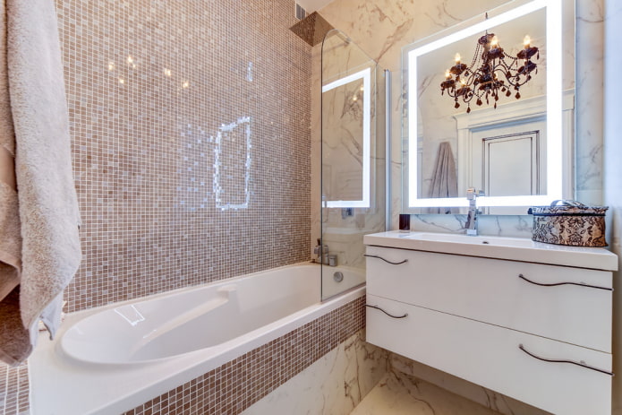 sklenená mozaika v interiéri kúpeľne