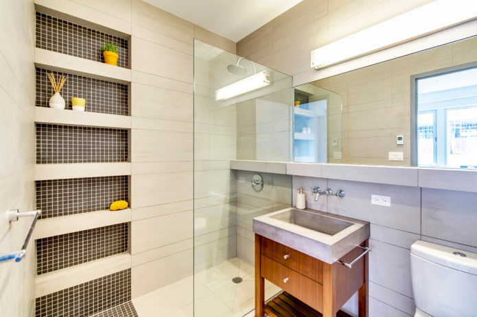 рафтове с мозайки в интериора на банята