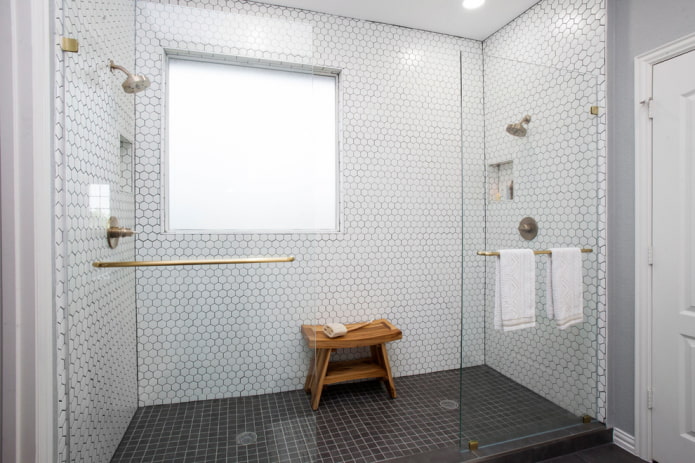 voštinová mozaika v interiéri kúpeľne