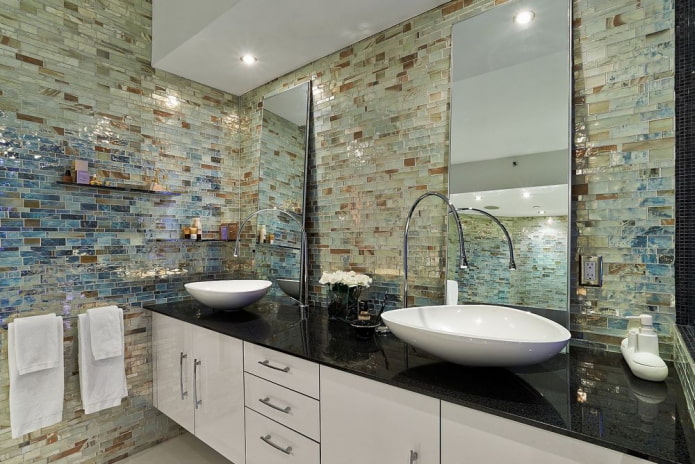 kamenná mozaika v interiéri kúpeľne