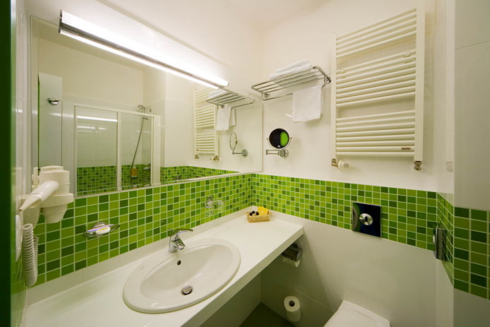 lineaarinen mosaiikki kylpyhuoneen sisustuksessa