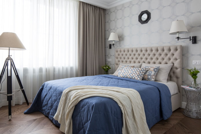 łóżko z niebieską narzutą w sypialni