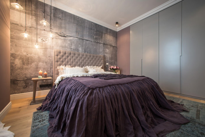 giường với ga trải giường màu tím trong phòng ngủ