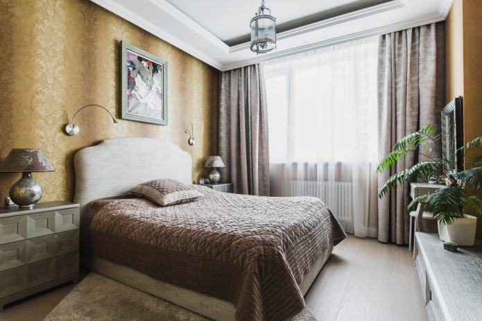 yatak odasında kahverengi yatak örtüsü ile yatak