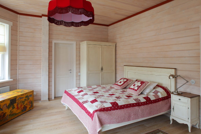 łóżko z patchworkową narzutą w sypialni