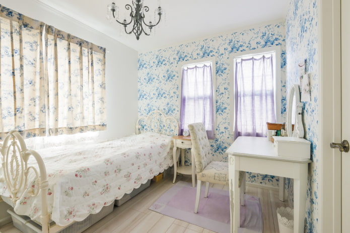 posteľ s prehozom v štýle Provence