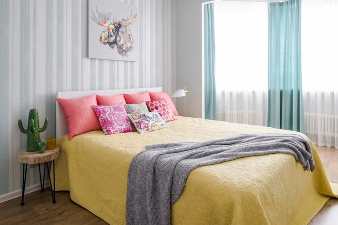 سرير مع غطاء سرير أصفر في غرفة النوم