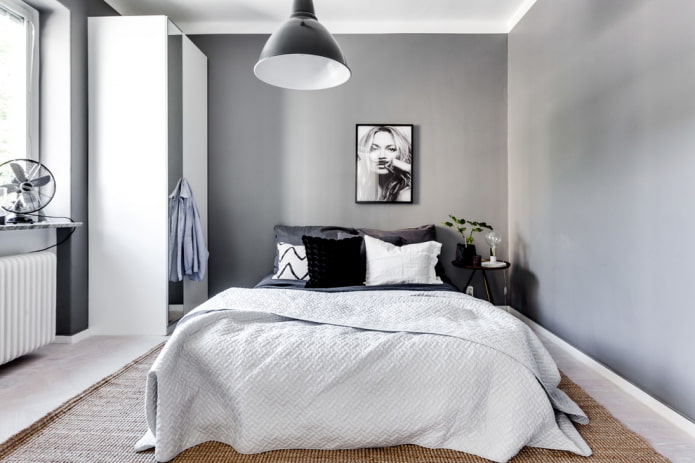postel s přehozem ve skandinávském stylu