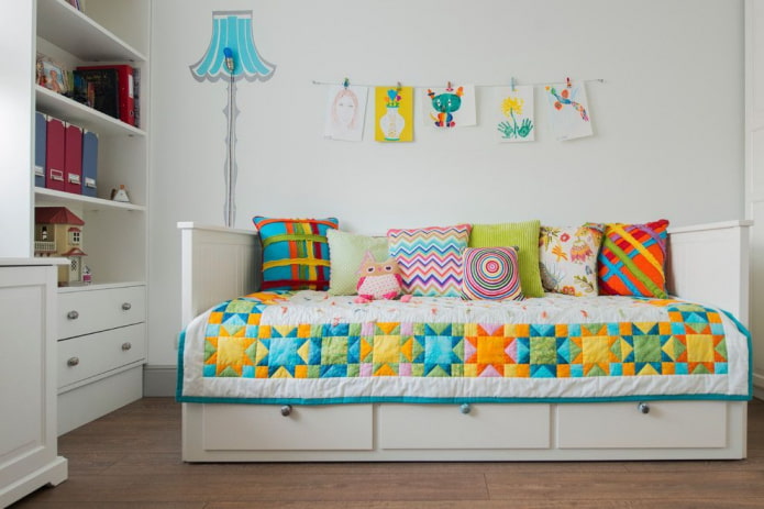 dětská postel s přehozem v interiéru