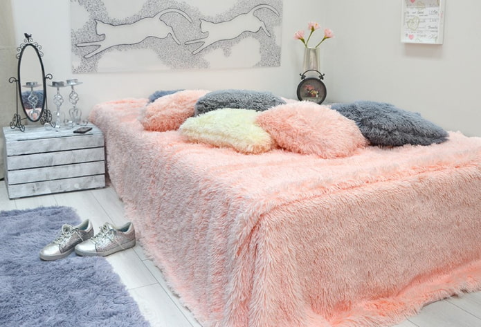 lit avec un couvre-lit dans la chambre