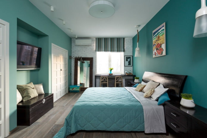 llit amb cobrellit de color turquesa al dormitori