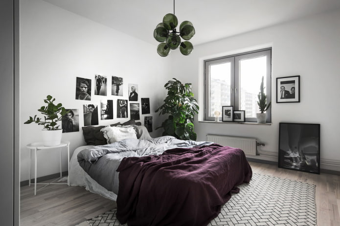 postel s fialovým přehozem v ložnici