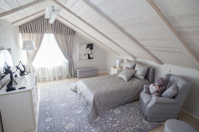 yatak odasında gri yatak örtüsü ile yatak