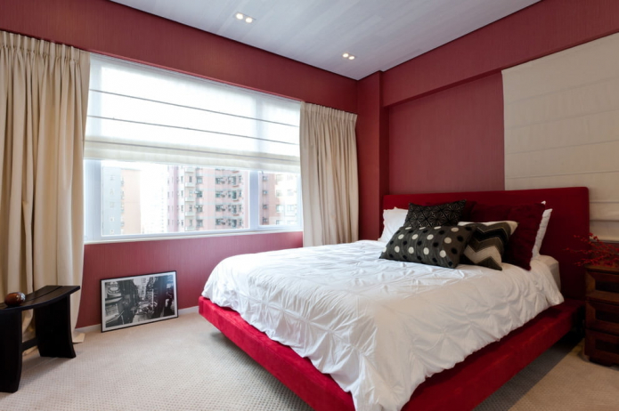 سرير مزدوج أحمر في الداخل