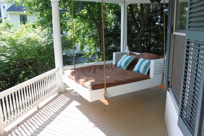 hangend bed op de veranda