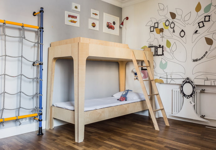 מיטת קומותיים בפנים חדר הילדים