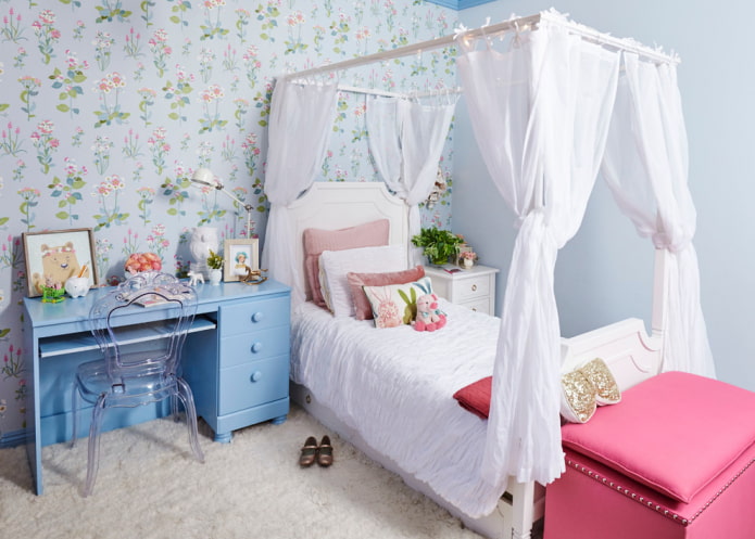 легло с балдахин във вътрешността на детската стая