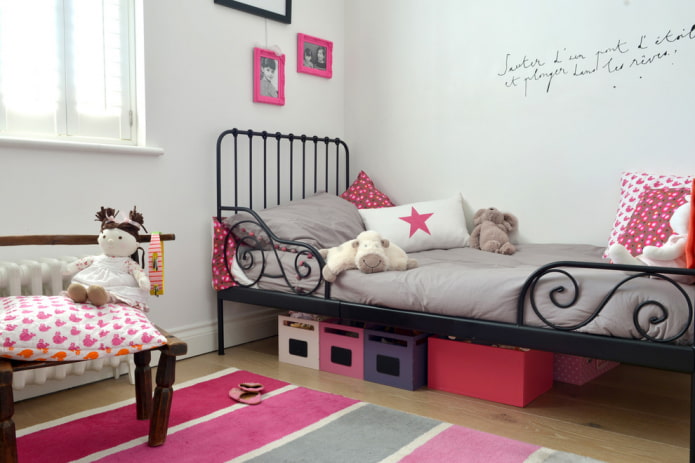 łóżko z elementami kującymi we wnętrzu pokoju dziecinnego