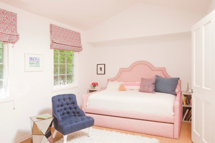 roze bed in de kinderkamer