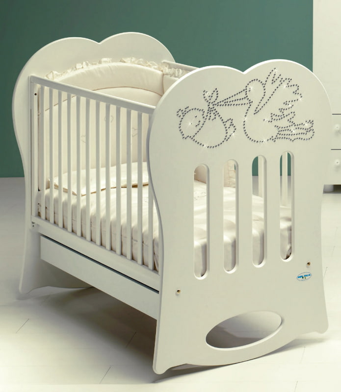 baby seng dekoreret med rhinestones
