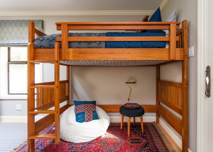 таванско легло със стълби