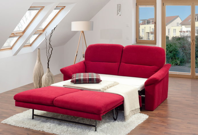 czerwona rozkładana sofa we wnętrzu