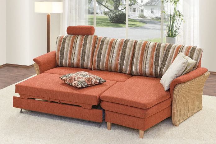 kokoontaitettava sohva kangasverhoilulla sisätiloissa