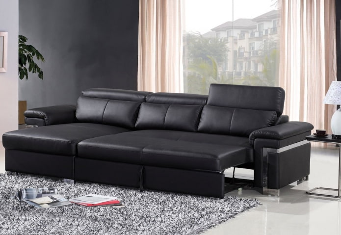 melns izvelkamais dīvāns interjerā