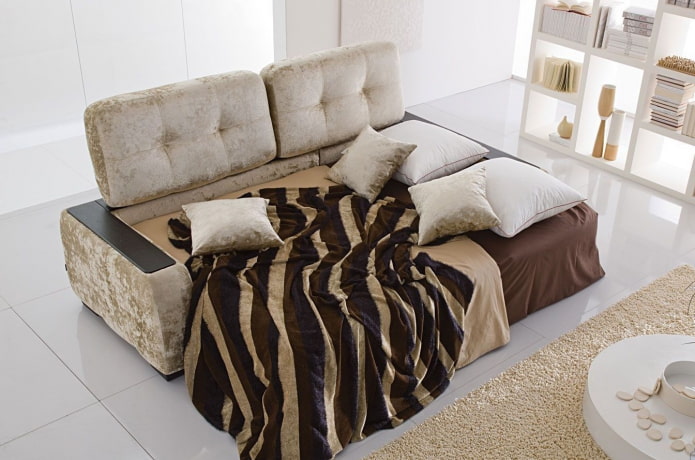 smėlio spalvos sulankstoma sofa interjere