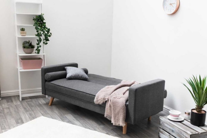 rozkładana sofa w skandynawskim stylu