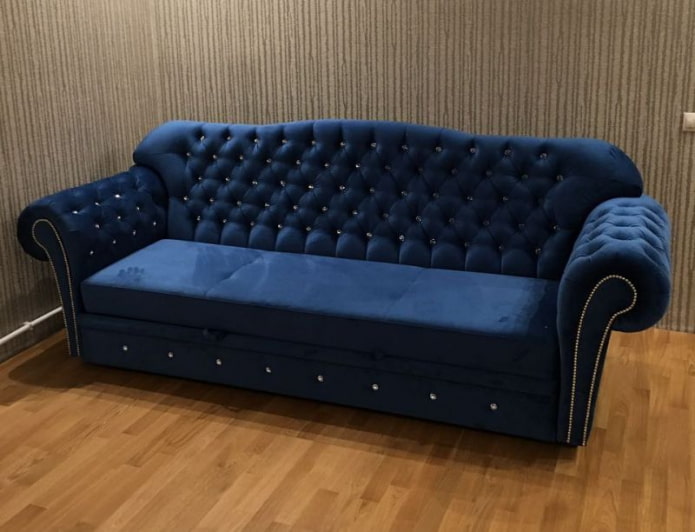folde sofa med rhinestones i interiøret