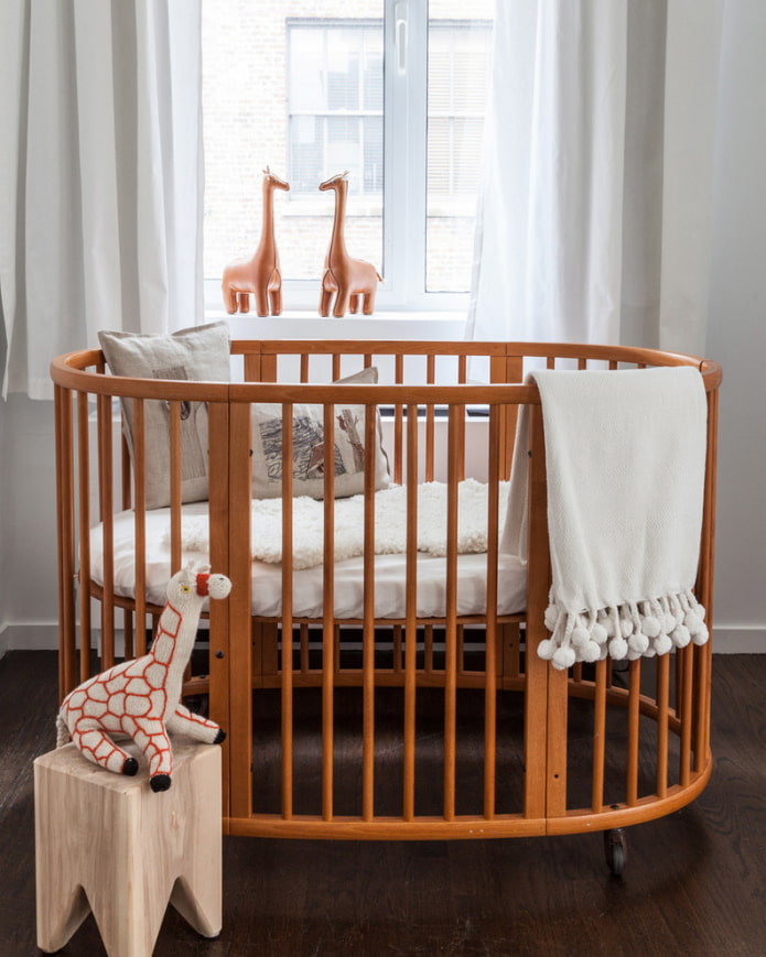 oválná postel pro dítě v interiéru