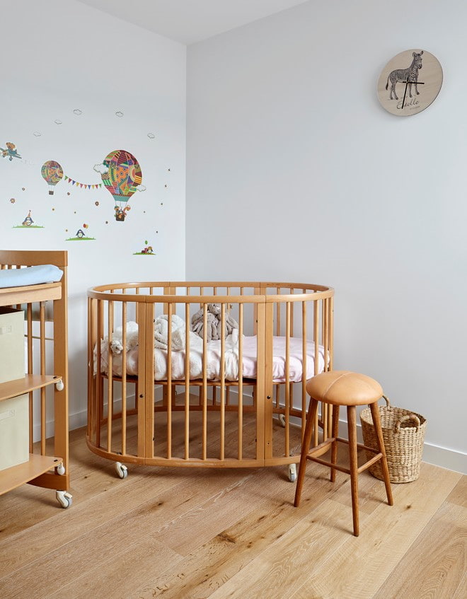 pat oval pentru bebeluș în interior