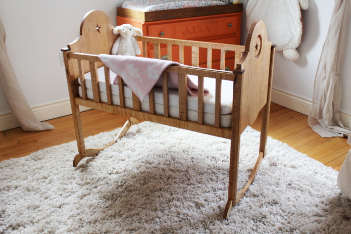 κουνιστό κρεβάτι για νεογέννητα στο εσωτερικό