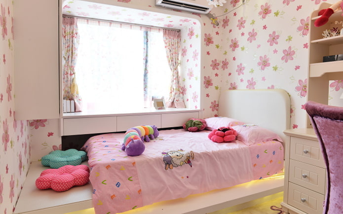 chambre d'enfant avec un lit près de la fenêtre