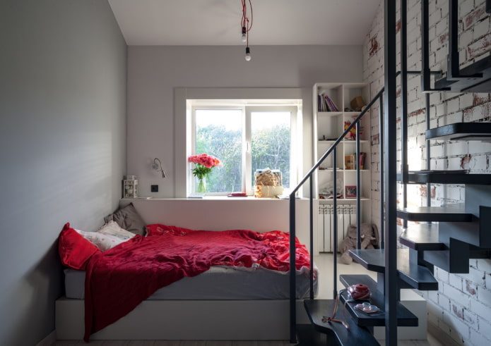 łóżko w małym dwupiętrowym mieszkaniu