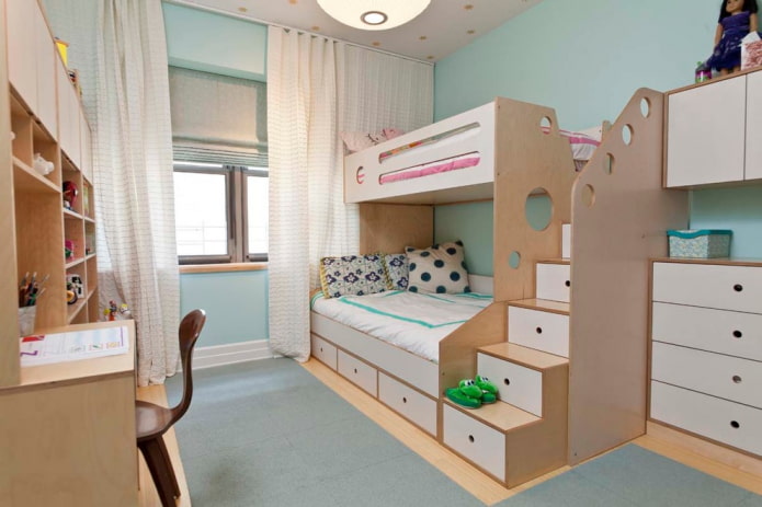 dvoustupňový model dřevovláknitých desek v dětském pokoji