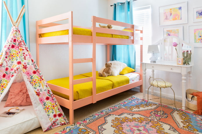 двуетажно розово легло в детската стая