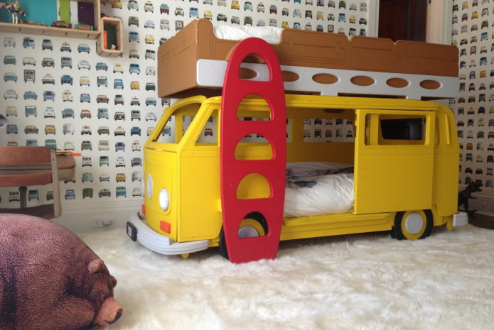 אוטובוס מיטת קומותיים בחדר הילדים