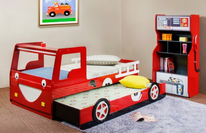 מכונית מיטת קומותיים בחדר הילדים