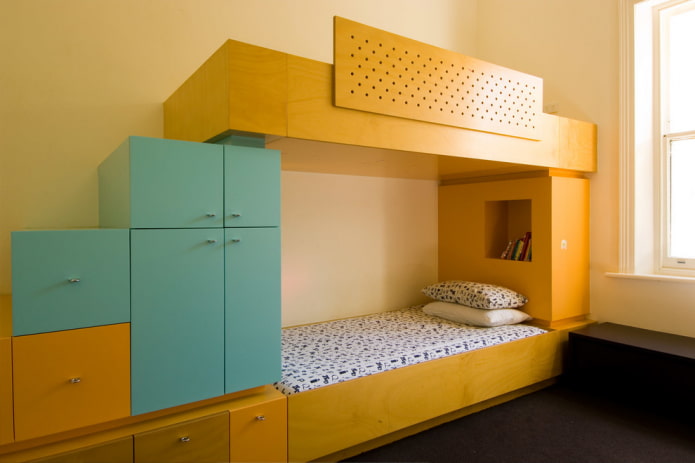 divstāvu dzeltenā gulta bērnudārzā