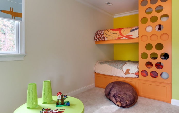 מיטת קומותיים כתומות בחדר הילדים