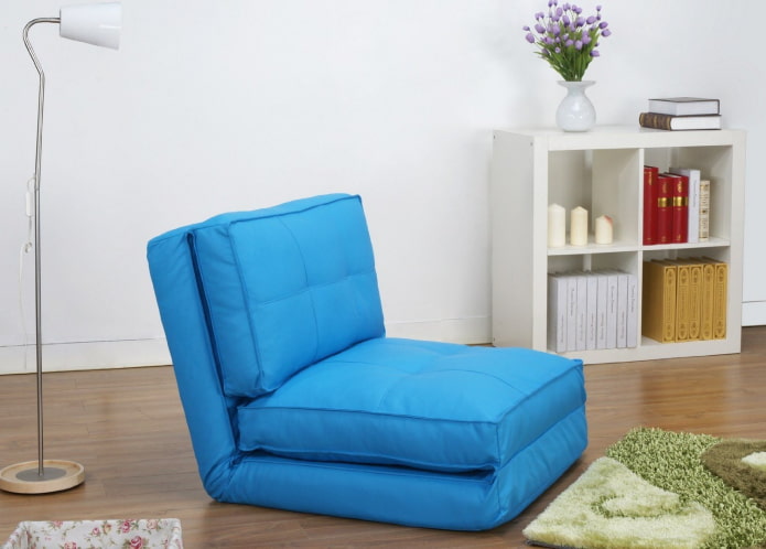 modrá skládací židle v interiéru