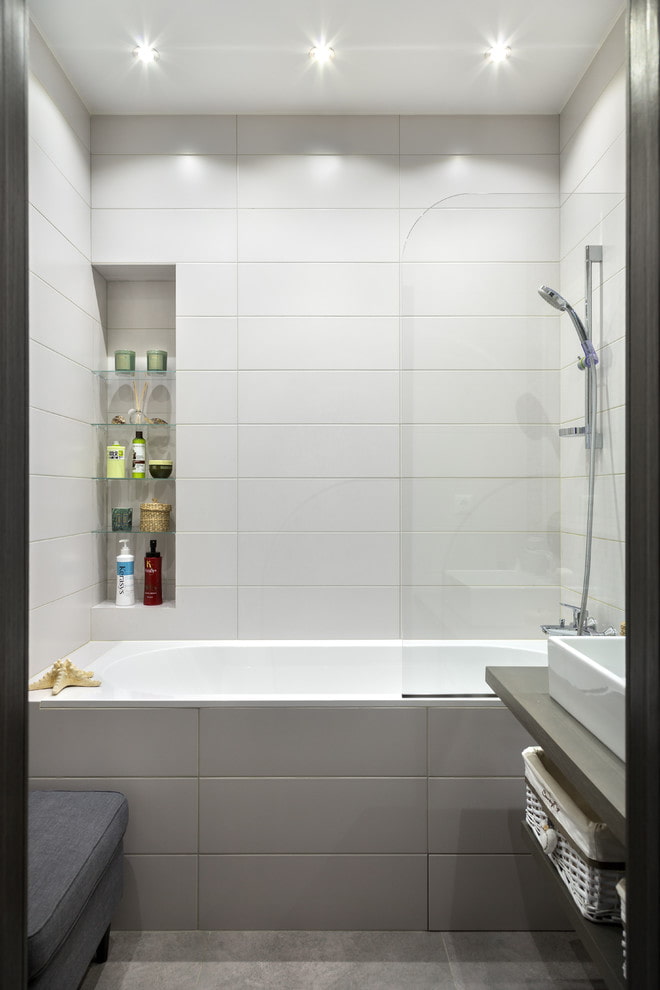 harmaa ja valkoinen laatoitettu kylpyhuone