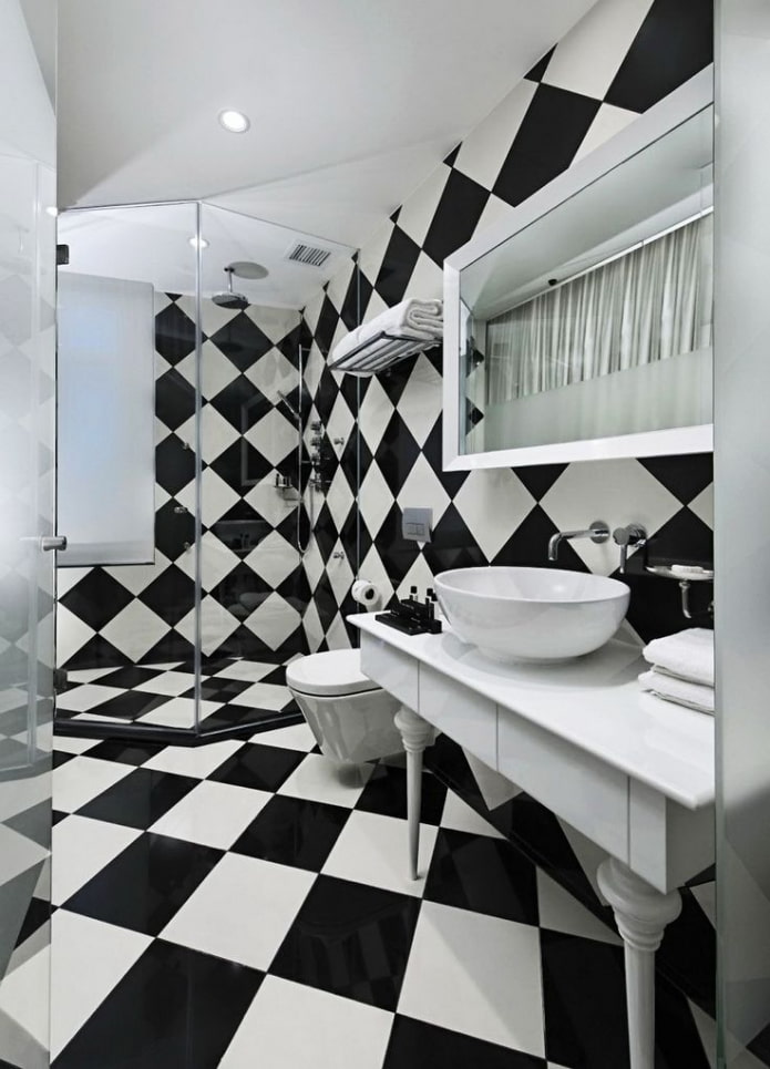 juoda ir balta plytelės vonios kambaryje