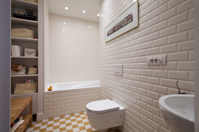 hvide fliser med mursten i badeværelset