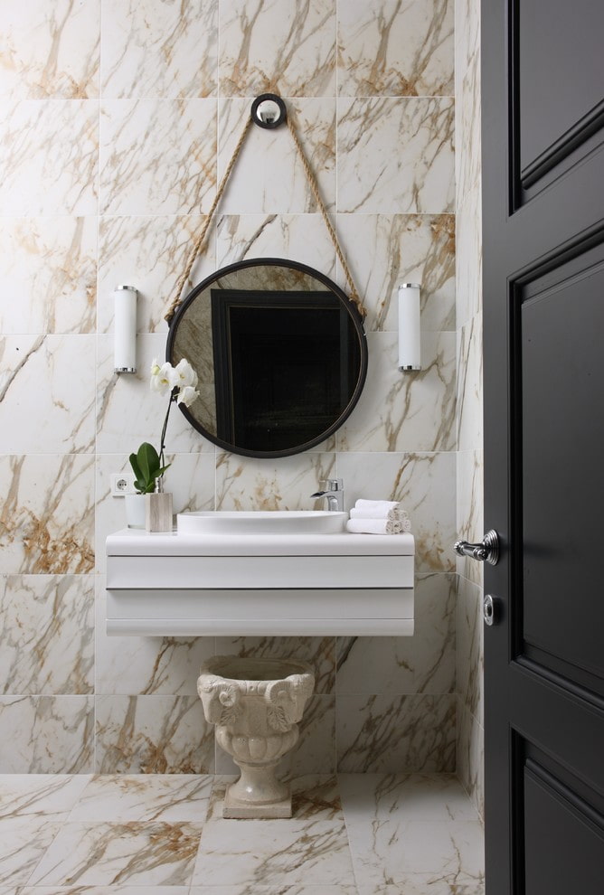 valkoiset marmorilaatat kylpyhuoneen sisustuksessa