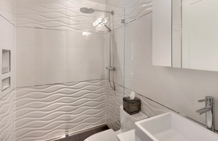 kohokuvioidut valkoiset laatat kylpyhuoneen sisustuksessa