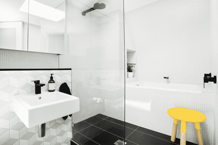 biele mozaikové dlaždice v interiéri kúpeľne